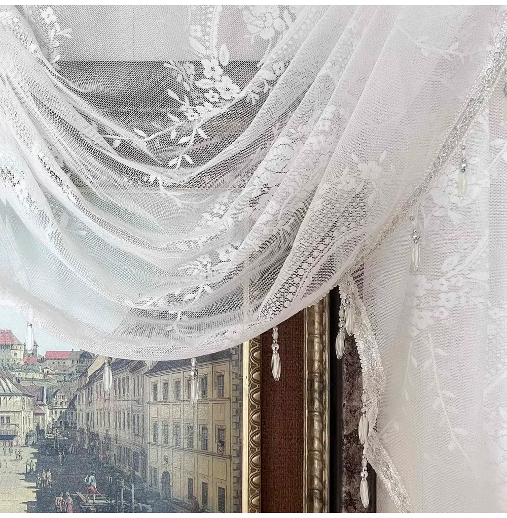 Weisse Spitzen-Scheibengardine – Luxuriöses Perlen-Design