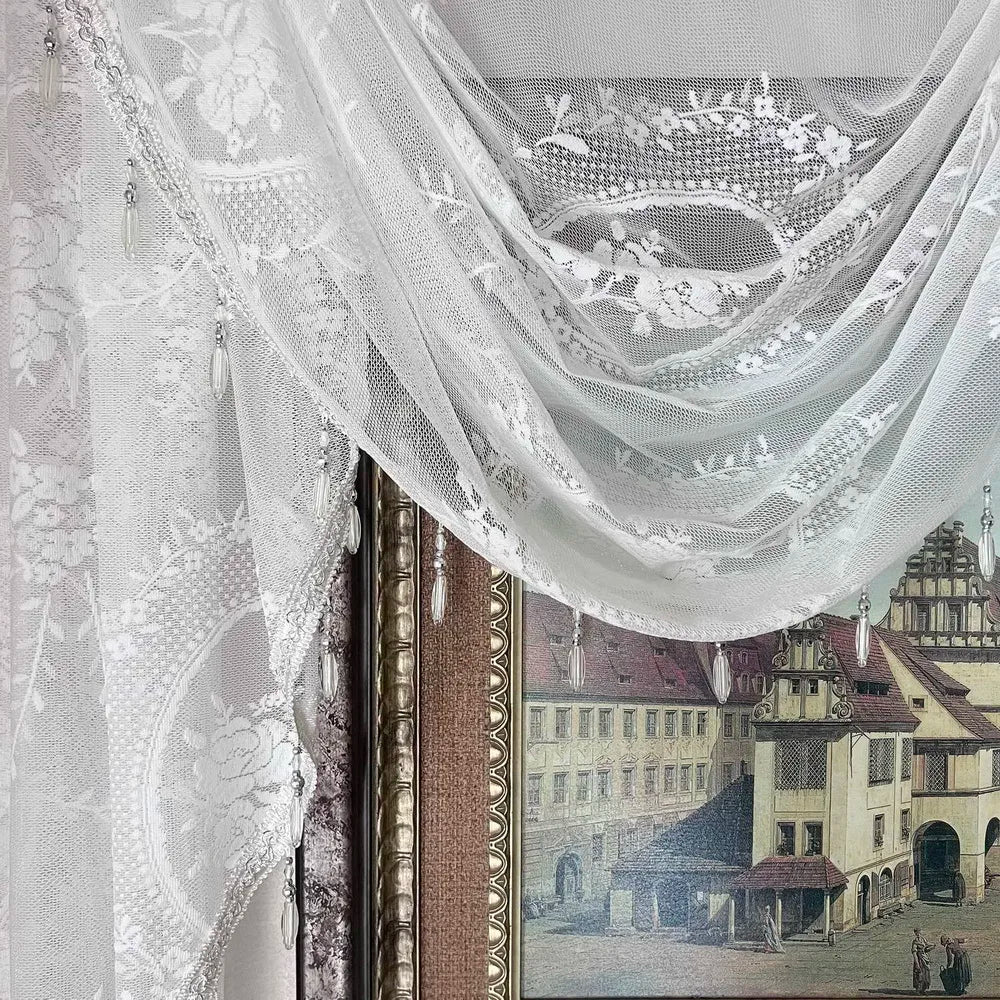 Weisse Spitzen-Scheibengardine – Luxuriöses Perlen-Design